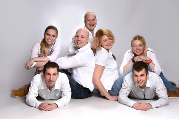 Familiengruppe mit Kindern im Freien